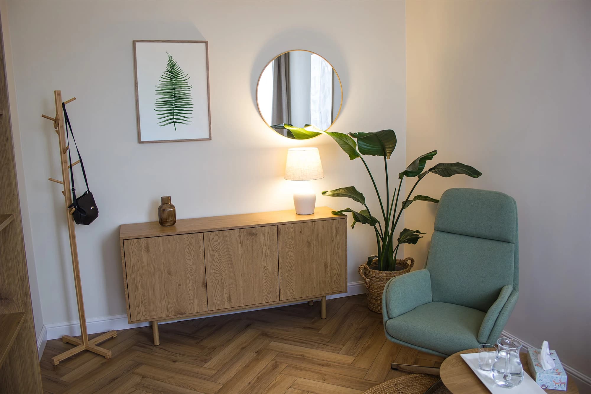 Detal wnętrza — rośliny i naturalne materiały